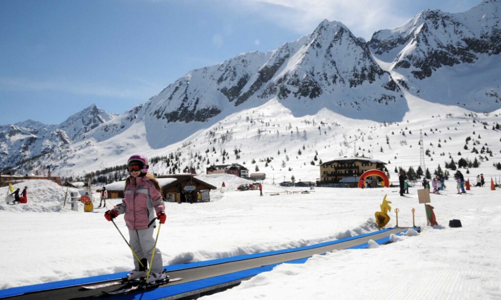Bambina sulle piste da sci
