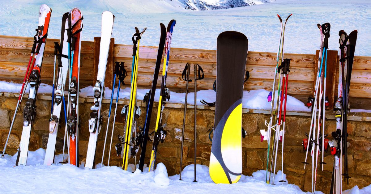 attrezzatura per sciare sci e snowboard
