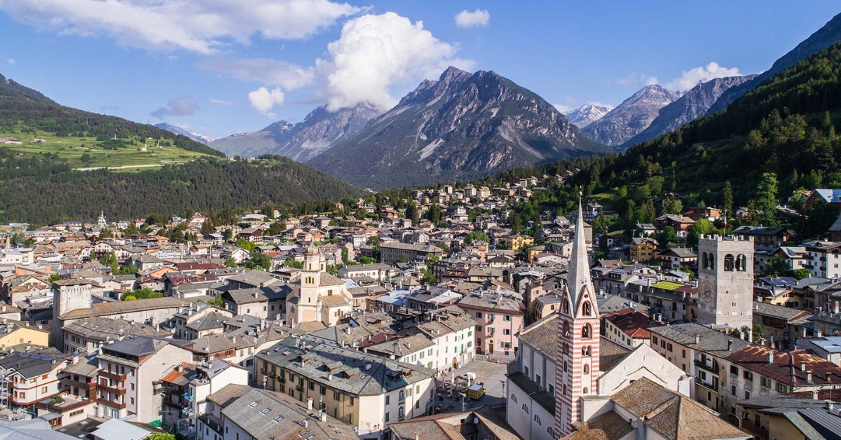 In questa immagine è raffigurata Bormio, la città di cui parla questo articolo.