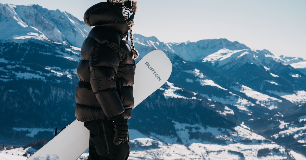 Ragazzo con tavola da snowboard Burton