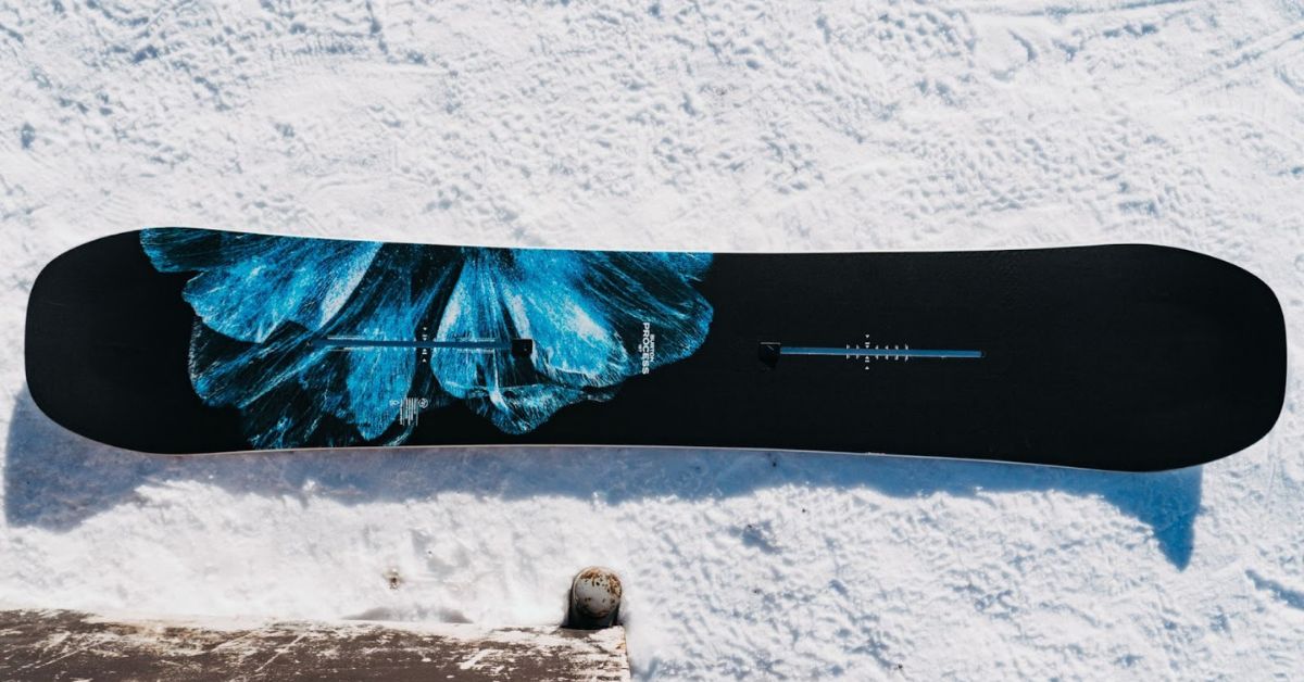 Attrezzatura da snowboard: tavola da snowboard sulla neve